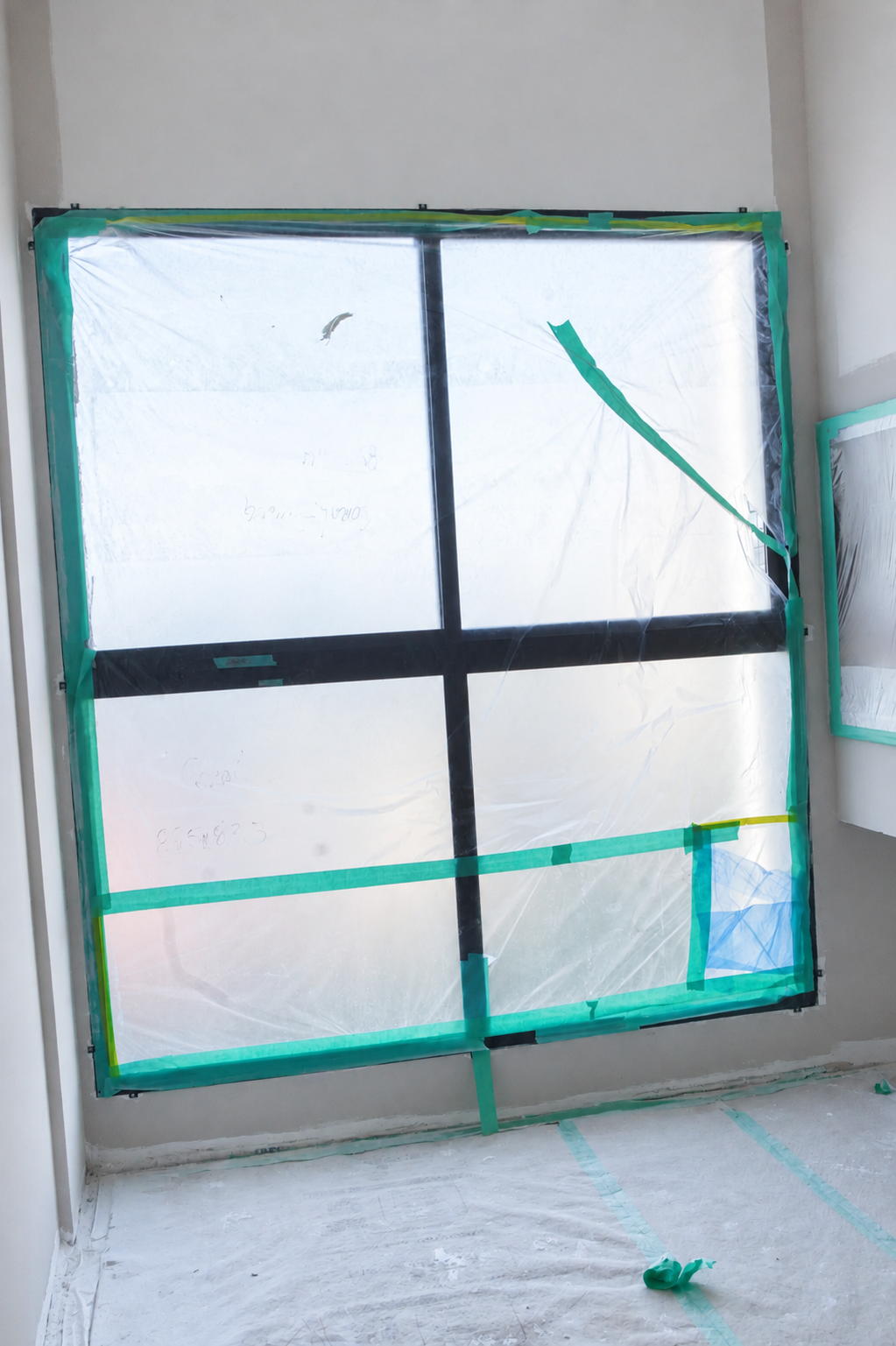 Janela protegida com plástico e fita antes da pintura, preparo de superfície em imóvel em Bombinhas