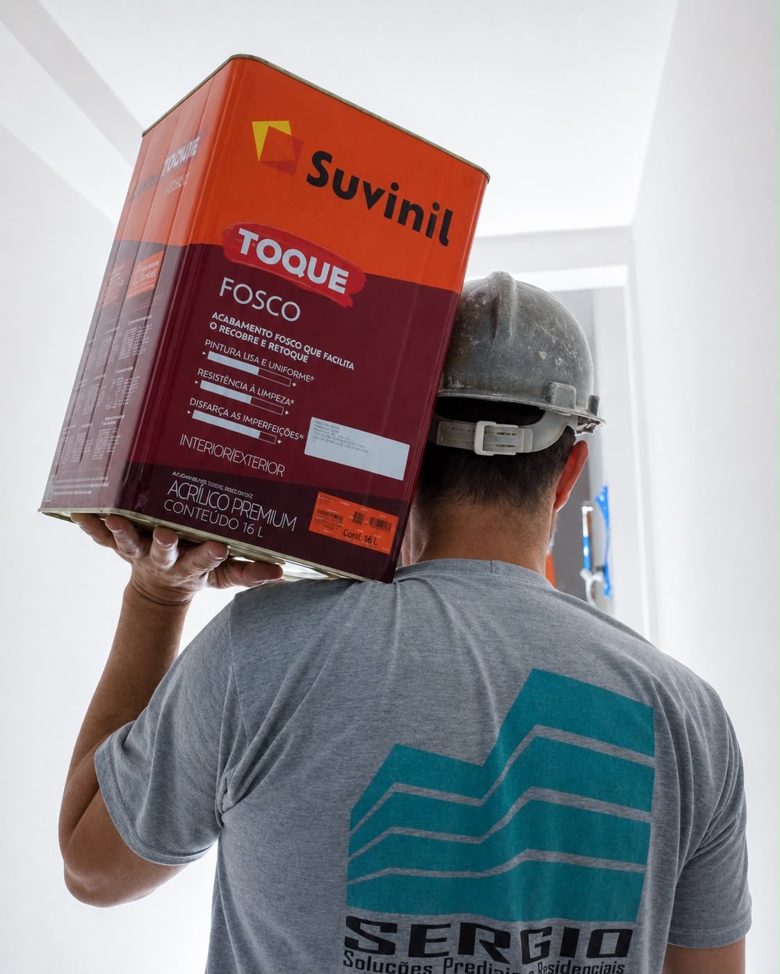 Profissional da Sérgio Soluções Prediais com lata de tinta acrílica premium em obra em Bombinhas